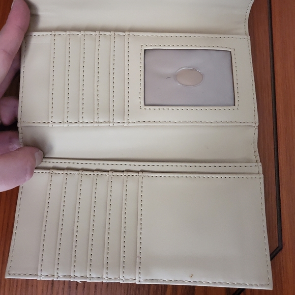 Guess Wallet - Picture 7 of 7